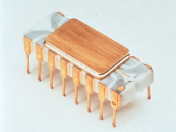 Микропроцессор Intel 4004, созданный для программируемого печатающего калькулятора Busicom 141-PF. С него началась 'революция ПК'