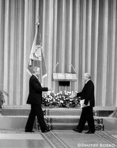 М. Горбачев поздравляет Б. Ельцина во время его инаугурации на пост Президента РСФСР 10 июля 1991 г. Фото - Дмитрий Борко (www.borko.ru) 