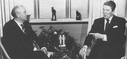 Встреча в Рейкьявике, 1986 г.  М.С. Горбачев беседует с президентом США Р.Рэйганом. Фотография из книги The 20th century a chronicle in pictures. New York. 1989.