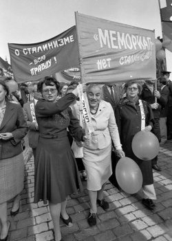 Первый выход 'Мемориала' на первомайскую демонстрацию. Фото- Дмитрий Борко (www.borko.ru)
