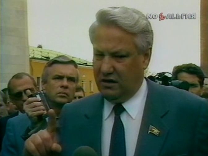 Б.Н. Ельцин отвечает на вопросы журналистов. Кадр из док. фильма 'Слушай, товарищ!'